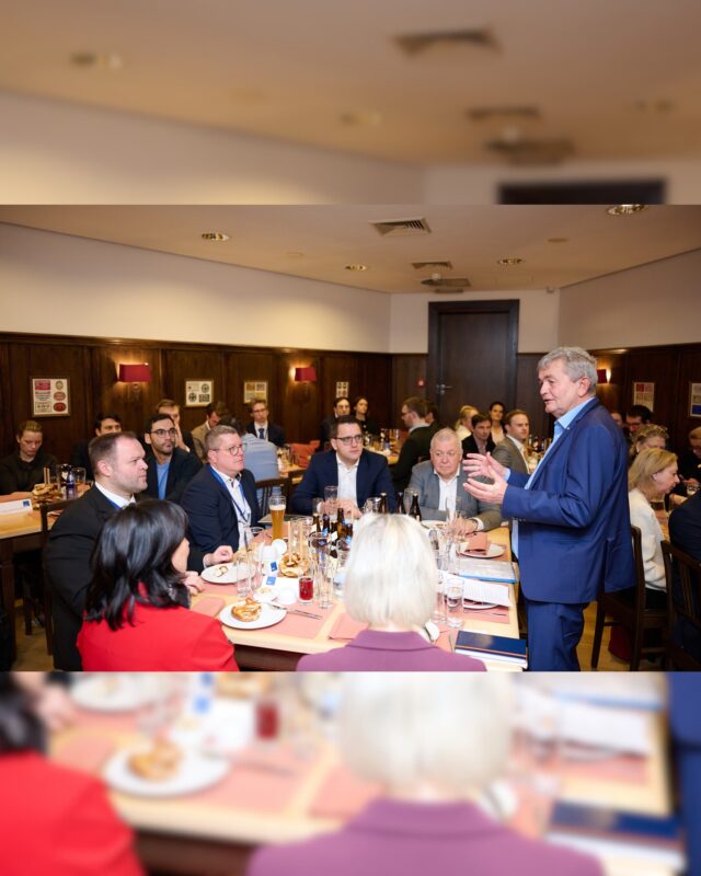Beim traditionellen Jahresauftakt der @vbw_bayern „Europa Weiß-Blau“ in Brüssel standen die wirtschaftspolitischen Herausforderungen für Europa im Mittelpunkt. Gemeinsam mit Vertreterinnen und Vertretern aus Politik, Wirtschaft und Verbänden haben wir über Wettbewerbsfähigkeit, Resilienz und die Erwartungen an die Europapolitik im Jahr 2026 diskutiert. Ein besonderer Anlass war zudem das 20-jährige Bestehen des vbw-Büros in Brüssel 🥳

Aus agrarpolitischer Sicht wurde dabei besonders deutlich, wie wichtig verlässliche Rahmenbedingungen für unsere Landwirte und den ländlichen Raum sind 🚜

Die Sicherung fairer Wettbewerbsbedingungen, praxistaugliche Umwelt- und Klimavorgaben sowie ein spürbarer Abbau bürokratischer Hürden bleiben zentrale Aufgaben für die europäische Politik.

In der Diskussion ging es außerdem um hohe Energiepreise, das Automobilpaket, Local-Content-Regeln, den Emissionshandel und die Rolle der energieintensiven Industrie. Auch für die Landwirtschaft und den vor- und nachgelagerten Bereich sind diese Themen von großer Bedeutung.

Gerade vor dem Hintergrund des Green Deals und der aktuellen geopolitischen Lage brauchen wir eine Politik, die Nachhaltigkeit, Wettbewerbsfähigkeit und Bürokratieabbau zusammenbringt. Dafür setze ich mich auch weiterhin im Europäischen Parlament ein 🇪🇺

#stefankoehler #csu #epp #evp #fuerslandunddieleut #gescheitepolitik #europaweissblau #vbw #wettbewerbsfähigkeit #agrarpolitik #forstwirtschaft #bioökonomie #bayerischewirtschaft #GreenDeal #klimaschutz #bayern #europa #euparlament
