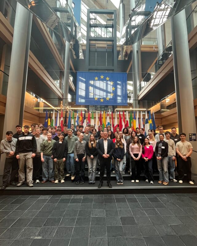 Heute hat mich das Alexander-von-Humboldt-Gymnasium aus Schweinfurt in Straßburg besucht. Ich habe etwas aus dem Nähkästchen über meine Arbeit im Europäischen Parlament geplaudert 🇪🇺

Es ging unter anderem um die verschiedenen Fraktionen, wie das Zusammenspiel aus Wahlkreis, Brüssel und Straßburg ist und darüber, ob man gut in Fremdsprachen sein muss 🤔
Sagen wir es so: Im Plenum ist das nicht unbedingt nötig, aber in Einzelgesprächen gibt es nicht immer eine Simultanübersetzung 😉

Ihr wollt mich auch einmal in Brüssel oder Straßburg besuchen?
Auf meiner Webseite findet ihr alle Infos (Link in Bio)
.
.
.
#stefankoehler #csu #epp #evp #fuerslandunddieleut #gescheitepolitik #besuchergruppe #schule #bumboldt #unterfranken #bayern #europaparlament #schweinfurt #bildung