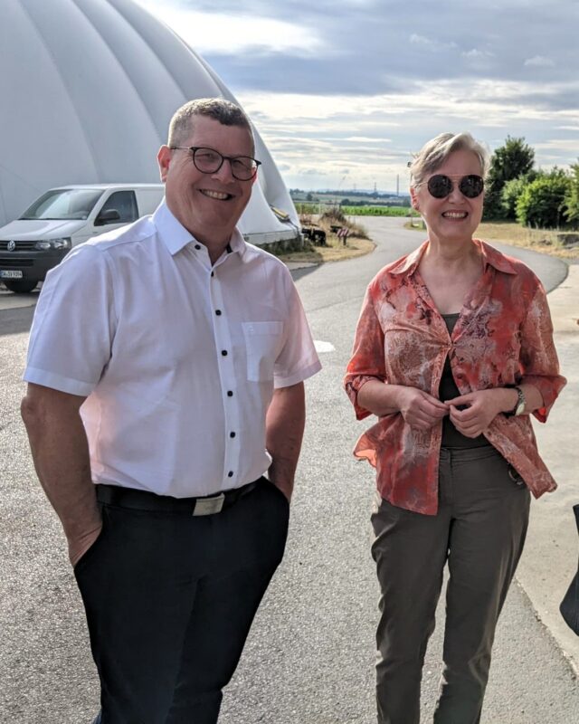 Auf Einladung des Amts für Ernährung, Landwirtschaft, Forsten und Tourismus Schweinfurt sowie des Bayerischen Bauernverbands im Bezirk Unterfranken, nahm ich am Freitag gemeinsam mit Regierungspräsidentin Dr. Weizendörfer und weiteren Behördenvertretern an einer Informationsfahrt teil, um den aktuellen Stand der Landwirtschaft in meinem Wahlbezirk Unterfranken zu erörtern. Im Fokus standen Besuche bäuerlicher Familienbetriebe und deren Zusammenschlüsse mit Schwerpunkt auf Biogasanlagen, Ökolandbau, Tierhaltung sowie den Auswirkungen des Klimawandels auf Wald und Waldumbau. Zudem wurden betriebliche Entwicklungsperspektiven der Region thematisiert. 💪 🚜 🌲

Die Gespräche verdeutlichten die großen Herausforderungen der Landwirtschaft vor Ort und unterstrichen zugleich die Bedeutung verlässlicher politischer Rahmenbedingungen zur Sicherung der Zukunftsfähigkeit der Betriebe. Mein Dank gilt den Gastgebern und den landwirtschaftlichen Betrieben für die offenen Einblicke und den spannenden Austausch. Ihre Impulse werde ich mit nach Brüssel in die Fachgespräche nehmen. 🇪🇺 🤝 👍

#landwirtschaft #unterfranken #agrarpolitik #klimawandel #ökolandbau #biogasanlagen #waldumbau #bayern #stefankoehler