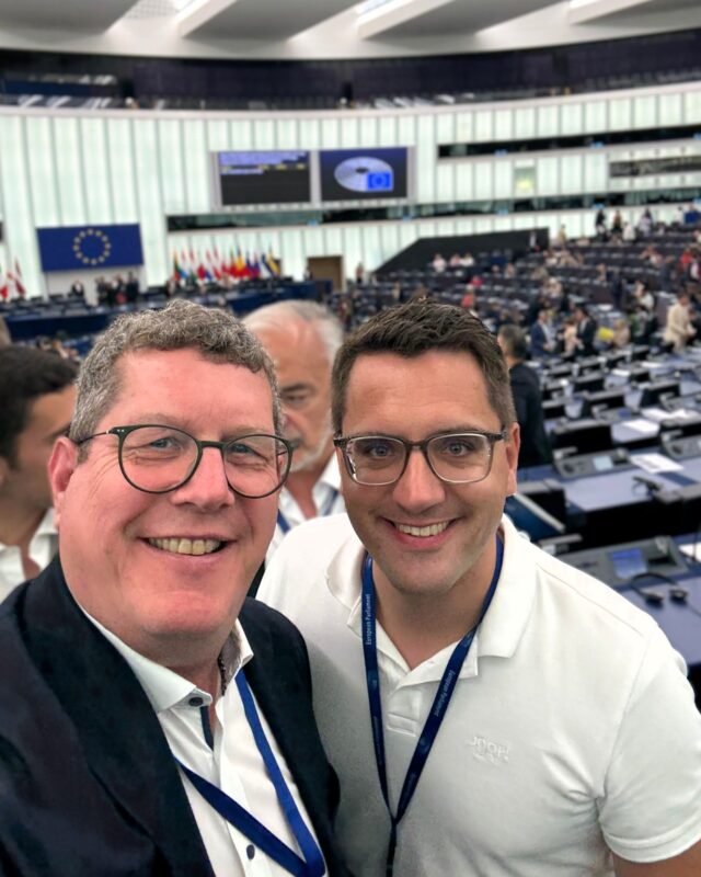 Am Dienstag hat das Europäische Parlament mit deutlicher Mehrheit (622 Ja-Stimmen) eine Entschließung zur Stärkung des ländlichen Raums verabschiedet. Ein klares Signal, denn die Kohäsionspolitik muss unsere Regionen noch besser unterstützen. 👍 🇪🇺

Unser Europa kann nur dann weiter zusammenhalten und wachsen, wenn wir gleichwertige Lebensverhältnisse in der Union sicherstellen. Sie muss mit der Zeit gehen, denn auch hochentwickelte Regionen wie Bayern stehen vor tiefgreifenden Transformationsprozessen. Deshalb ist es entscheidend, dass die Kohäsionspolitik weiterhin alle Regionen erreicht, nicht nur dort, wo Rückstände aufgeholt werden müssen, sondern auch dort, wo Wandel aktiv gestaltet wird. Auch mein Wahlbezirk liegt mir dabei besonders am Herzen. Ich werde mich weiterhin mit Nachdruck dafür einsetzen, dass ländliche Räume wie zum Beispiel die Region Spessart nicht ins Hintertreffen geraten.

Ein großer Dank gilt meinem Kollegen @herr_dole, EVP-Berichterstatter, der mit großem Engagement an dieser Entschließung mitgewirkt hat. 🤝

📸 Quelle 2. Bild EP Fotograf 

#eu #europa #straßburg #kohäsionspolitik #ländlicherraum #transformation #spessart #strukturförderung #heimatbewahren #regionenstärken #stefankoehler