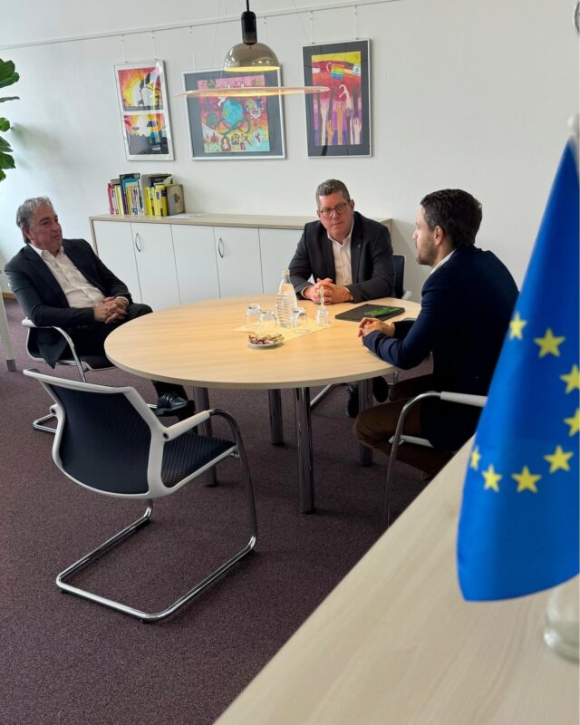 Herzlichen Dank an das Spessart-Gymnasium in Alzenau für die Einladung anlässlich des diesjährigen EU-Projekttags. Am Freitag hatte ich die schöne Gelegenheit, mit den Schülerinnen und Schülern der Oberstufe über Europa, meine Arbeit im Europäischen Parlament und meinen eigenen Weg dorthin zu sprechen. Unser Austausch war offen und sehr engagiert. Es wurde kein Blatt vor den Mund genommen. So muss politische Bildung sein! 👍 💡 👩‍🏫

Ein besonderer Dank geht an Herrn Christoph Seibert und sein Team für die tolle Organisation sowie an Schulleiter Herrn Carlo Ribeca für den herzlichen Empfang und den spannenden Austausch. Besonders beeindruckt hat mich das starke europäische Engagement der Schule: Das Spessart-Gymnasium wurde in diesem Jahr mit der Europa-Urkunde 2025 ausgezeichnet – als eine von nur acht Schulen in ganz Bayern. 👏 👨‍🏫

#alzenau #heimat #wahlkreis #euprojekttag #spessartgymnasium #europaerleben #demokratieleben #europäischeunion #europaurkunde2025 #eu #schule #stefankoehler