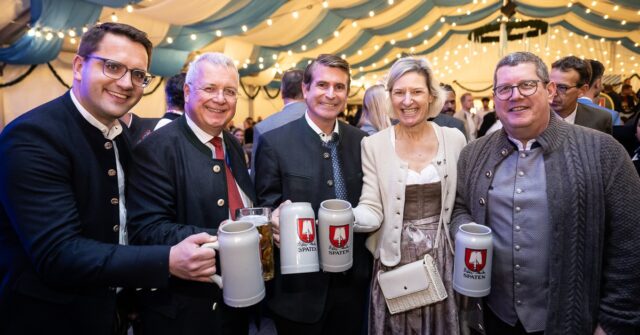 Bayern wieder mitten im Herzen Europas! Am 14. Oktober hat die Vertretung des Freistaates Bayern mit einem original bayerischen Festzelt im Parc du Cinquantenaire in Brüssel ihr traditionelles Oktoberfest gefeiert. Beste bayerische Stimmung bei Musik, Schmankerln und Tracht – ein Abend, bei dem alle gemeinsam die echte bayerische Kultur erleben und genießen konnten. 🍻 🎉 😄

📷 Quelle: Felix Kindermann

@herr_dole @angelika.niebler @ferber.markus @ericbeisswenger 

#bayern #oktoberfest #brüssel #tradition #heimat #miasanmia #netzwerken #gemeinsamstark #europolitik #stefanvorort #stefankoehler