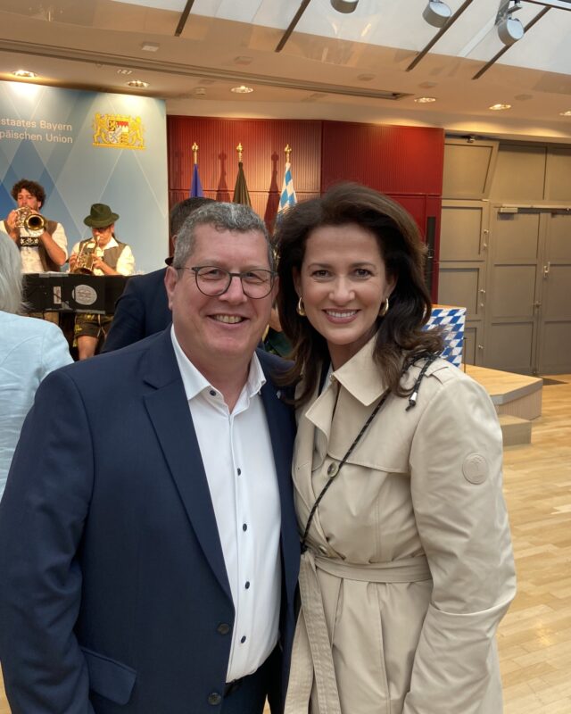 Tradition auch in Brüssel 🇪🇺

Gestern fand in der Landesvertretung das traditionelle Maibaumaufstellen statt. Gemeinsam mit unserem Ministerpräsidenten und dem Kabinett unseres Freistaates wurde bayerisches Brauchtum mitten in Europa gelebt.

Ein starkes Zeichen dafür, dass unsere Heimat auch auf europäischer Ebene präsent ist und bleibt.