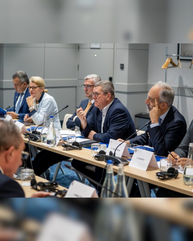 Starke Regionen sind die Grundlage für ein starkes Europa 🇪🇺

Beim Treffen der EVP-Arbeitsgruppe für Haushalt und Strukturpolitik in Bukarest ging es um die Zukunft der EU-Regionalförderung und darum, wie Städte und Regionen auch künftig gezielt unterstützt werden können.

Im Mittelpunkt standen die Zusammenarbeit zwischen der EU und den Regionen und die Frage, wie europäische Gelder möglichst sinnvoll vor Ort eingesetzt werden.

Bei einem Besuch des Stadtentwicklungsprojekts „Parcul Lacul Morii“ konnten wir außerdem sehen, wie EU-Förderung ganz konkret dazu beitragen kann, Städte moderner und lebenswerter zu machen 🇪🇺🇷🇴

Europäische Förderung sollte dort ankommen, wo sie tatsächlich etwas bewegt und Investitionen, Wachstum und Lebensqualität vor Ort stärkt.