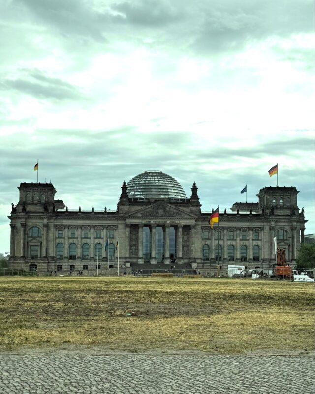 Vor welchen Herausforderungen steht unsere deutsche Landwirtschaft heute, und welche politischen Weichen müssen gestellt werden, damit sie auch morgen noch wirtschaftlich, ökologisch und gesellschaftlich tragfähig ist? Darum ging es beim Deutschen Bauerntag 2025 in Berlin, an dem ich gestern und heute teilgenommen habe. Das diesjährige Motto „Mehr Politikwechsel wagen“ war ein deutlicher Appell an die Politik, die Wettbewerbsfähigkeit der deutschen Landwirtschaft wieder in den Mittelpunkt zu rücken. ☝️ 🚜 🌾

Klar ist: Nur mit verlässlichen politischen Rahmenbedingungen lassen sich Innovationen fördern und gleichzeitig Klima-, Natur- und Umweltschutzziele erreichen. Gleichzeitig müssen unnötige bürokratische Hürden abgebaut werden, die die Betriebe in ihrer täglichen Arbeit belasten und Fortschritt ausbremsen. Die Reden von DBV-Präsident Joachim Rukwied und weiteren Vertreterinnen und Vertretern aus Politik und Praxis sowie die anschließenden Diskussionen machten deutlich: Unsere Landwirtschaft ist bereit, sich den Herausforderungen zu stellen und sich weiterzuentwickeln. Dafür braucht sie jedoch konkrete politische Maßnahmen, die praxisnah, planbar und zukunftsorientiert sind. 🇪🇺 🇩🇪 🤝

#eu #deutschland #bayern #csu #evp #bauerntag2025 #berlin #landwirtschaftmitzukunft #agrarpolitik #politikwechsel #bürokratieabbau #gescheitepolitik #stefankoehler