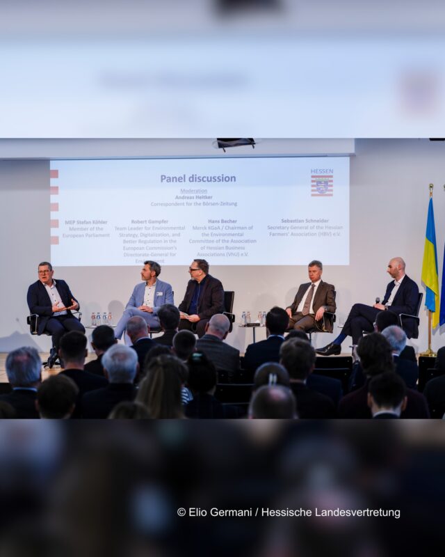 Gestern beim Sounding Board der Hessischen Landesvertretung zur Frage, wie wir europäische Umweltpolitik effizienter und praxistauglicher gestalten können. 🇪🇺

Der Umwelt-Omnibus der EU-Kommission enthält erste Ansätze zum Bürokratieabbau. Positiv ist etwa die geplante Abschaffung der SCIP-Datenbank, einem EU-Meldesystem für gefährliche Stoffe in Produkten. Künftig soll dies über „One Substance, One Assessment“ erfolgen, also eine gemeinsame EU-Bewertung pro Stoff.

Gleichzeitig wurde deutlich, dass viele Betriebe die aktuellen Regelungen als große Belastung empfinden. Überbordende Bürokratie kann wirtschaftliche Schäden verursachen und sorgt zunehmend für Frust gegenüber Europa.

Klar ist aber auch, dass Gesetzgebungsprozesse in der EU Zeit brauchen. Umso wichtiger ist es, dass wir jetzt spürbare Verbesserungen erreichen. Nur so stärken wir langfristig die Akzeptanz der europäischen Politik. 🇪🇺

📸 © Elio Germani / Hessische Landesvertretung