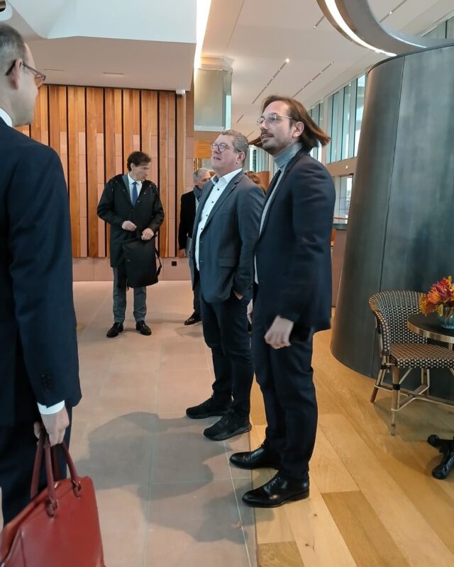 Die Bauwirtschaft spielt eine zentrale Rolle beim Klimaschutz. Innovative und biobasierte Materialien leisten dabei einen wichtigen Beitrag zu mehr Nachhaltigkeit. 🌍 🌱
Gestern hatte ich die Gelegenheit das Unternehmen SOPREMA in Straßburg zu besuchen. Weltweit führender Anbieter im Bereich Dämmung, Abdichtung und nachhaltiger Baumaterialien. Besonders spannend: SOPREMA setzt stark auf Bioökonomie und entwickelt innovative, klimafreundliche Lösungen für das Bauwesen – von Holzfaserdämmstoffen bis hin zu Photovoltaik- und Begrünungssystemen. Ein guter Zeitpunkt für den Besuch, denn im November wird die EU ihre neue Bioökonomiestrategie vorstellen. Eine Schlüsselinitiative zur Förderung biobasierter Wertschöpfungsketten, zur Stärkung der Kreislaufwirtschaft und zur Entwicklung klimafreundlicher Materialien.👍 👏
Ein herzliches Dankeschön an das Team von SOPREMA für den interessanten Austausch und die spannenden Einblicke! 
#eu #nachhaltigesbauen #zukunft #bioökonomie #innovation #soprema #klimaschutz #stefanvorort #gescheitepolitik #stefankoehler