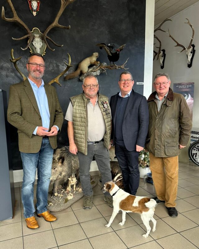 Meine Woche startete gestern nicht wie üblich in Brüssel oder Straßburg, sondern in Schweinfurt. 

Gleich zwei Betriebe standen auf dem Programm: Zunächst besuchte ich im Rahmen der Wahlkreisaktion des Verbands Deutscher Büchsenmacher und Waffenfachhändler die Waffen-Albert GmbH. Im Anschluss folgte eine Besichtigung der thermischen Müllverwertungsanlage des GKS – Gemeinschaftskraftwerk Schweinfurt GmbH. ⚡ 🔥

Vielen Dank für die inspirierenden Einblicke vor Ort und die Gelegenheit, sowohl zu sehen wie EU-Gesetze umgesetzt werden, als auch über kommende Vorhaben zu diskutieren. 🤝 🇪🇺

#unterfranken #wahlkreis #betriebsbesichtigung #eu #politik #wirtschaft #industrie #innovation #nachhaltigkeit #energie #umwelt #praxisbesuch #stefanvorort #stefankoehler