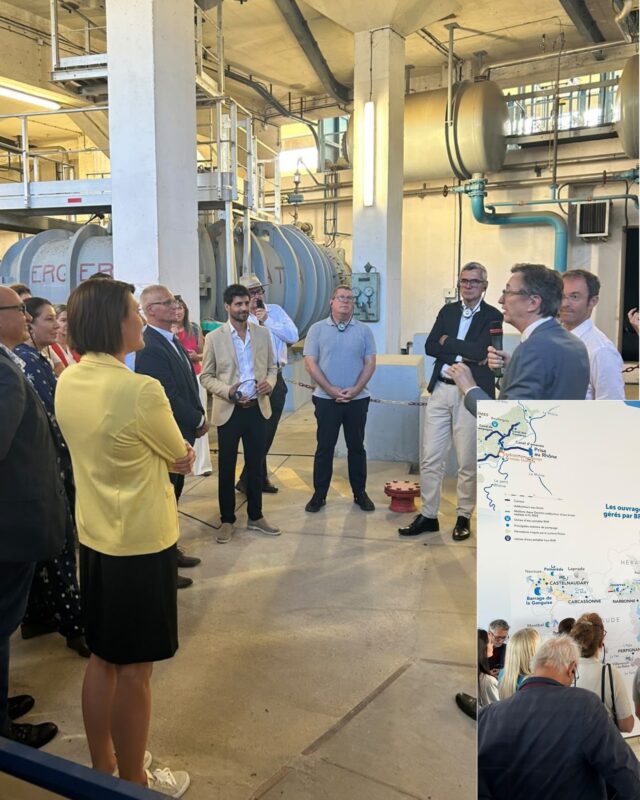 Wasser wird für unsere Landwirtschaft zu einer immer wichtigeren Zukunftsfrage 💧🌾

Im Rahmen unserer Delegationsreise des Agrarausschusses haben wir die Pumpstation Aristide Dumont in Bellegarde besucht. Von hier wird Wasser aus der Rhône in ein Bewässerungsnetz geleitet, das rund 17.000 Hektar landwirtschaftliche Fläche versorgt.

Vor Ort ging es darum, wie eine leistungsfähige Wasserinfrastruktur Landwirtschaft, Wein- sowie Obst- und Gemüsebau auch unter trockenen Bedingungen absichern kann.

Das ist auch für uns in Unterfranken relevant. Zunehmende Trockenperioden und ein steigender Bewässerungsbedarf werden uns in den kommenden Jahrzehnten stärker beschäftigen.

Was heute in Südfrankreich bereits selbstverständlich ist, könnte deshalb künftig auch bei uns eine größere Rolle spielen. Entscheidend ist, rechtzeitig darüber nachzudenken, wie wir Wasser speichern, verteilen und effizient für unsere Landwirtschaft verfügbar machen 🌱🇪🇺🇫🇷