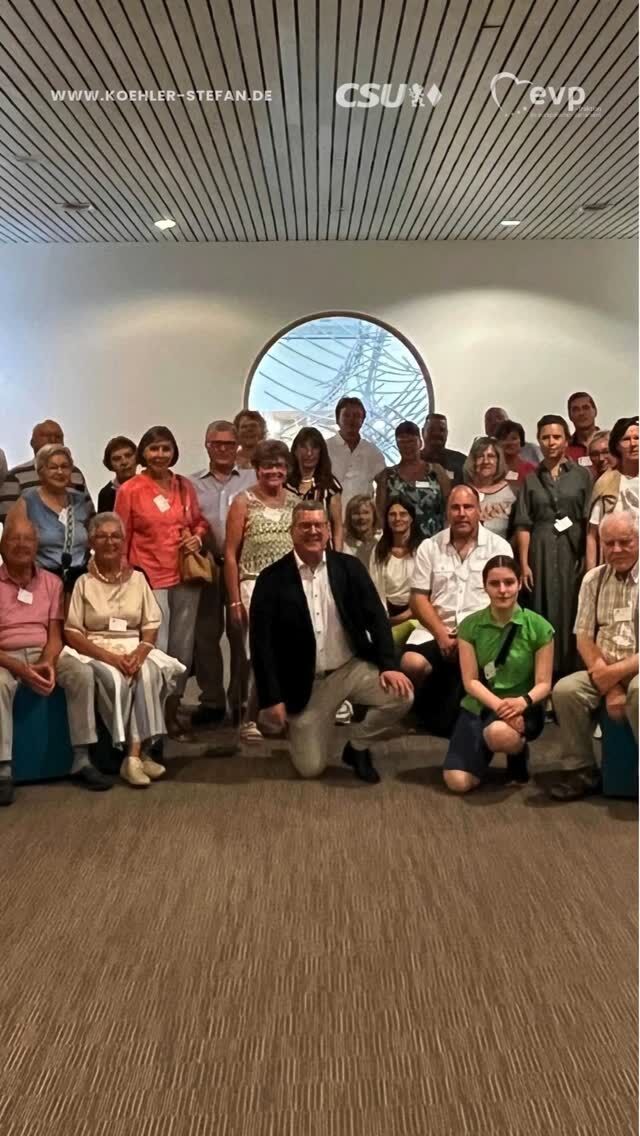 Am Dienstag durfte ich wieder eine bunt gemischte Besuchergruppe aus Mittel- und Unterfranken in Brüssel begrüßen. 🇪🇺 🇩🇪

Auf dem Programm standen zunächst u. a. eine Stadtführung, der Besuch der Bayerischen Landesvertretung sowie ein Besuch im Haus der Europäischen Geschichte. Anschließend folgte als Höhepunkt der Besuch im Europäischen Parlament mit Plenarsaalbesichtigung.

Besonders gefreut hat mich auch die Teilnahme des ehemaligen Landtagsabgeordneten Peter Winter aus Waldaschaff mit seiner Frau sowie die Teilnahme einer Gruppe des SOS-Kinderdorfs Gemünden/Main – ein starkes Zeichen für gelebte Inklusion. Herzlichen Dank an alle Mitreisenden für den regen Austausch, die tolle Stimmung und das große Interesse an Europa! 👍 🤝

#brüssel #besuchergruppe #mittelfranken #unterfranken #immerwiederschön #danke #austasuch #bisbald #stefankoehler
