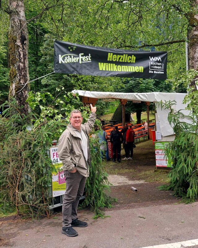 Ich wünsche euch ein gesegnetes Pfingsten und einen schönen Start in die Ferienzeit! 🕊 ✝️

Pfingsten steht für mich neben Religion auch für Gemeinschaft und gelebte Tradition. In dieser Woche war ich wieder beim 53. Köhlerfest in Frammersbach. Es hat zwar nicht direkt mit mir zu tun, aber viel mit der Geschichte unserer Spessart-Region. 😉

Die Köhlerei war im 19. Jahrhundert ein bedeutender Wirtschaftszweig im Spessart. Heute erinnert das Köhlerfest daran und ist zu einem festen Bestandteil unserer Heimat geworden. Mit seinem vielfältigen Angebot zieht es jedes Jahr viele Menschen – ob jung oder alt – in den Spessart. Handwerk, Heimat und Begegnung: All das verbindet sich im Köhlerfest. Und genau deshalb passt es auch perfekt zu Pfingsten – eine kleine Auszeit vom Alltag inmitten der Natur. 🌳

#pfingsten #köhlerfest #tradition #heimat #wahlkreis #ferienstart #gemeinschaft #spessart #stefankoehler