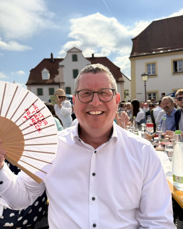 Tag der Franken in Treuchtlingen 🔴⚪️

Gestern wurde in Treuchtlingen der Tag der Franken gefeiert. Unter dem Motto „KulturLandFranken“ stand die Vielfalt unserer fränkischen Heimat im Mittelpunkt.

Ein besonderer Moment war die Einführung einer siebten Strophe des Frankenlieds, mit der Mittelfranken künftig noch stärker im Frankenlied sichtbar wird.

Es freut mich, dabei gewesen zu sein und gemeinsam mit vielen Menschen aus ganz Franken unsere Traditionen, unsere Kultur und unsere Heimat zu feiern.
