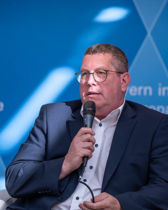 Vergangenen Mittwoch war ich bei der Podiumsdiskussion „Die Zukunft der Land- und Forstwirtschaft – Finanzierung sichern, Praxistauglichkeit erhöhen!“ in der Bayerischen Vertretung bei der EU 🇪🇺🌾

Im Mittelpunkt stand, wie europäische Agrar- und Forstpolitik künftig wieder stärker an der betrieblichen Realität ausgerichtet werden kann: mit weniger Bürokratie, mehr Verlässlichkeit und einer solide finanzierten GAP ab 2028.

Unsere Land- und Forstwirtschaft braucht europäische Regeln, die in der Praxis funktionieren auf den Höfen, in den Wäldern und entlang der gesamten Wertschöpfungskette.

Vielen Dank für die Einladung und den guten Austausch mit allen Beteiligten 🤝

📸 © FKPH