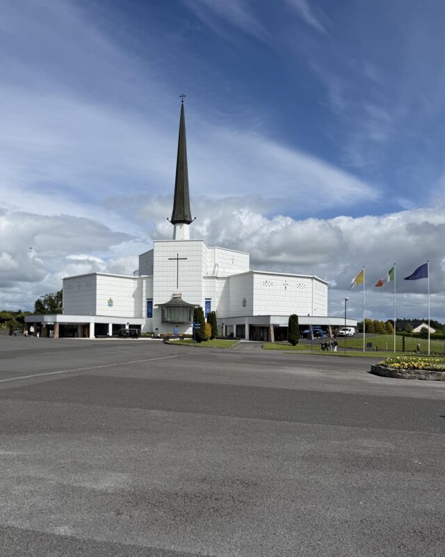 Auftakt der Summer University der EVP-Fraktion in Galway 🇮🇪

Zum Start stand heute der Besuch von Knock Shrine auf dem Programm. Der traditionsreiche Ort bot nicht nur interessante Einblicke in die irische Geschichte und Kultur, sondern auch die Gelegenheit zum Austausch mit Kolleginnen und Kollegen aus ganz Europa.

Ich freue mich auf die kommenden Tage mit spannenden Diskussionen zu Europas Wettbewerbsfähigkeit, den transatlantischen Beziehungen und den sicherheitspolitischen Herausforderungen unserer Zeit.
Vielen Dank an die EVP-Fraktion und unsere irischen Gastgeber für die hervorragende Organisation 🇪🇺🤝🇮🇪