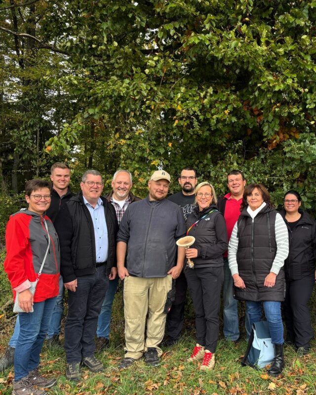 Am Wochenende besuchte ich den CSU-Ortsverband Hundsbach bei seiner Waldführung. Gemeinsam mit dem Gemeindeförster ging es durch dichtes Gestrüpp und spannende Diskussionen. 🌳 🌲 🥾

Unsere Wälder sind ein zentraler Teil unserer Identität – umso verständlicher, dass dieses Thema oft emotional diskutiert wird und Eingriffe aus Brüssel kritisch gesehen werden. Ich setze mich auch weiterhin dafür ein, dass die Stimmen aus unseren Gemeinden in Brüssel gehört werden. Vielen Dank für den intensiven Austausch über Klimaschutz, nachhaltigen Waldumbau und die Zukunft unserer Forstwirtschaft und natürlich für die herzliche Einladung des Ortsverbands. 👏 😊

#csu #bayern #unserewälder #hundsbach #waldführung #klimaschutz #nachhaltigkeit #forstwirtschaft #gemeinsamfürdieregion #stefanvorort #fuerslandunddieleut #stefankoehler