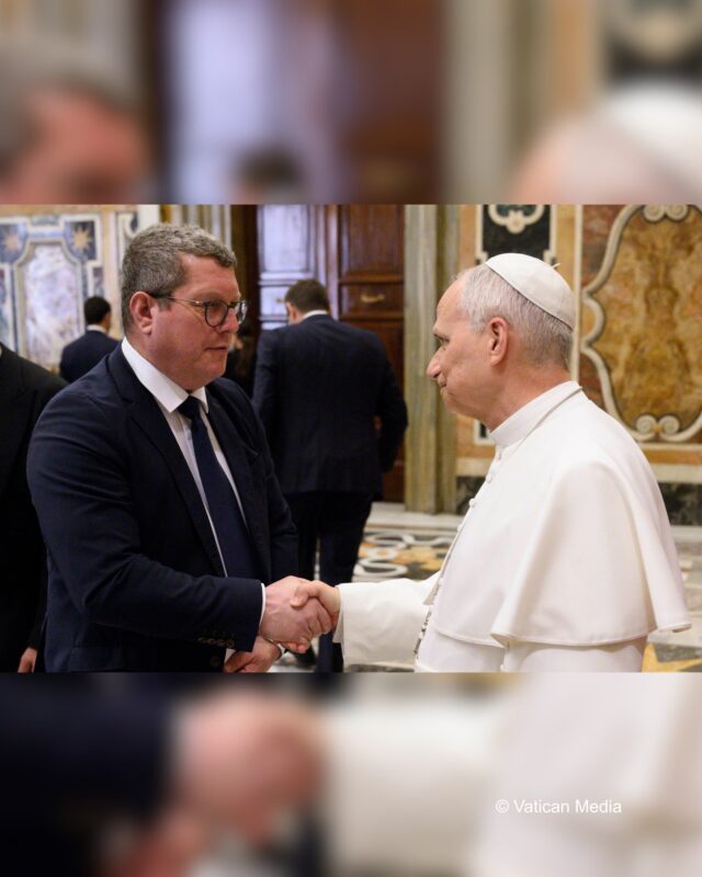 Bei den Studientagen der EVP-Fraktion in Rom hatten wir die besondere Möglichkeit, an einer Papstaudienz mit Seiner Heiligkeit Papst Leo XIV. teilzunehmen.
Ein eindrucksvoller Moment und ein Austausch, der gezeigt hat, wie wichtig Werte, Verantwortung und Orientierung in unruhigen Zeiten sind. Gerade wenn selbst auf globaler Ebene Spannungen zunehmen und unterschiedliche Positionen aufeinandertreffen, braucht es Stimmen, die für Dialog und Ausgleich stehen.
Begegnungen wie diese bleiben 🙏🇻🇦