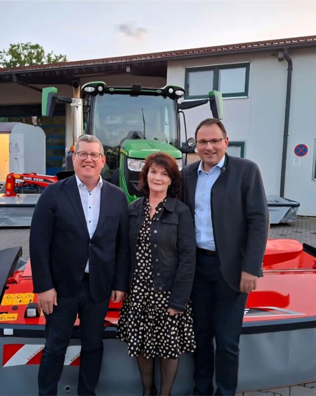 Beim diesjährigen Schirradorfer Bauerntag in Oberfranken konnte ich als Referent über meine Arbeit als Landwirt und meine Rolle als Europaabgeordneter sprechen. Es ist wichtig zu verstehen, wie Entscheidungen in Brüssel entstehen, wie Interessensgegensätze zwischen den Mitgliedstaaten gelöst werden und warum Strategien und Regelungen wie etwa die Wasserresilienzstrategie der EU-Kommission, die Bestimmungen zu Tiertransporten oder zur Boden- und Waldüberwachung für Bayern und unsere Landwirtschaft so bedeutsam sind. 🚜🐄

Mir ist es ein besonderes Anliegen, direkt vor Ort zu zeigen, welche Themen aktuell in Brüssel diskutiert werden und wie stark die bayerische Landwirtschaft von den europäischen Institutionen geprägt wird. Ein herzliches Dankeschön an den Bayerischen Bauernverband (Kreisverband Kulmbach), den John-Deere-Fanclub für die Verpflegung sowie die Firma Landmaschinen Nicklas für die Unterstützung. 👏

#wald #landwirtschaft #bayern #europa #bauernverband #brüssel #stefankoehler #stefanvorort