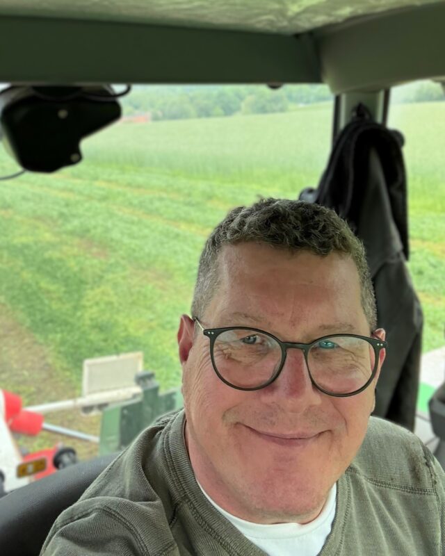 Ich wünsche euch einen schönen Freitag und Brückentag! Gestern nutzte ich den Feiertag und das Wetter, um mit dem Traktor Gras zu mähen – der erste Schritt in Richtung Silage. Danach folgte das Wenden, wobei ich das gemähte Gras gleichmäßig verteilte, damit es schön anwelkt. Warum das so wichtig ist? Damit das Futter später optimal silieren kann – ähnlich wie bei Sauerkraut. Anschließend wird das angewelkte Gras noch mit der Rundballenpresse verdichtet und luftdicht verpackt. So entsteht hochwertige Silage für unsere Tiere. 🚜 🌞 🐮

Jetzt steht erst einmal das Schwaden an: Dabei reche ich das Gras in Reihen zusammen, damit wir morgen mit dem Pressen loslegen können. Danach heißt es nur noch: Ballen heimbringen und einwickeln – denn nächste Woche geht’s für mich zurück nach Brüssel. 🇪🇺 ✈️

#bayern #unterfranken #landwirtschaft #silage #bauernalltag #landleben #heimat #stefankoehler