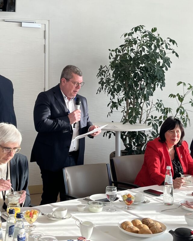 Ich habe heute Morgen ein Frühstück im Europäischen Parlament ausgerichtet, um über die Zukunft der PFAS-Regulierung in Europa zu diskutieren 🇪🇺☕️

Mit dabei waren hochkarätige Stimmen aus Wissenschaft und Industrie: Alfred Bernard, langjähriger Professor für Toxikologie an der KU Leuven, Federation of the European Cookware, Cutlery and Houseware Industries (Olivier Brault), Orgalim (Arthur Vandenberghe) und ZVEI (Kirsten Metz).

Wir haben darüber gesprochen, wie sich Umwelt- und Gesundheitsschutz mit Innovationskraft und Wettbewerbsfähigkeit in Europa in Einklang bringen lassen ⚖️🏭