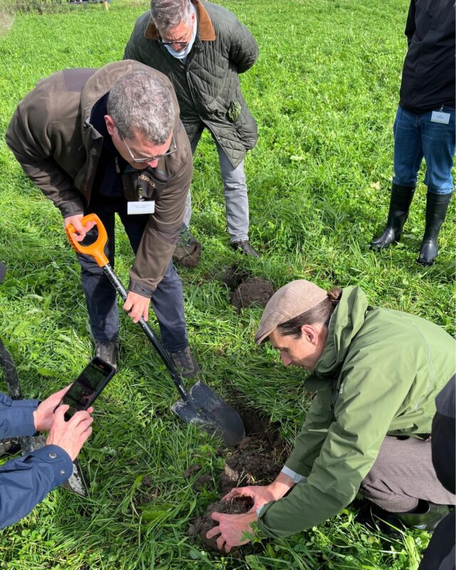 Von Sonntag bis Dienstag führte mich eine Bildungsreise nach Finnland – mit Stationen in Helsinki und auf der Qvidja Farm. Die Begegnungen mit Bäuerinnen und Bauern sowie Vertreterinnen und Vertretern aus Wissenschaft, Wirtschaft und Politik standen im Zeichen innovativer Lösungen für die Zukunft der europäischen Landwirtschaft und Agrarpolitik. Wir debattierten über die Stärkung der Ernährungssicherheit, den Schutz unserer Böden, die Chancen der regenerativen Landwirtschaft, die wissenschaftliche Messung von Bodenkohlenstoff sowie die Perspektiven für die Gemeinsame Agrarpolitik nach 2027. 🚜 👍

Viele inspirierende Praxisbeispiele haben gezeigt, wie Nachhaltigkeit, Wirtschaftlichkeit und Widerstandsfähigkeit Hand in Hand gehen können. Diese Eindrücke nehme ich mit nach Brüssel. Herzlichen Dank für die Einladung! 👏 😊

#eu #europa #qvidjafarm #finnland #agrarpolitik #landwirtschaft #weiterbildung #reise #gescheitepolitik #fuerslandunddieleut #regenerativelandwirtschaft #gemeinsameagrarpolitik #gap #fiskars #saveoursoils #carbonaction #bsag  #stefankoehler