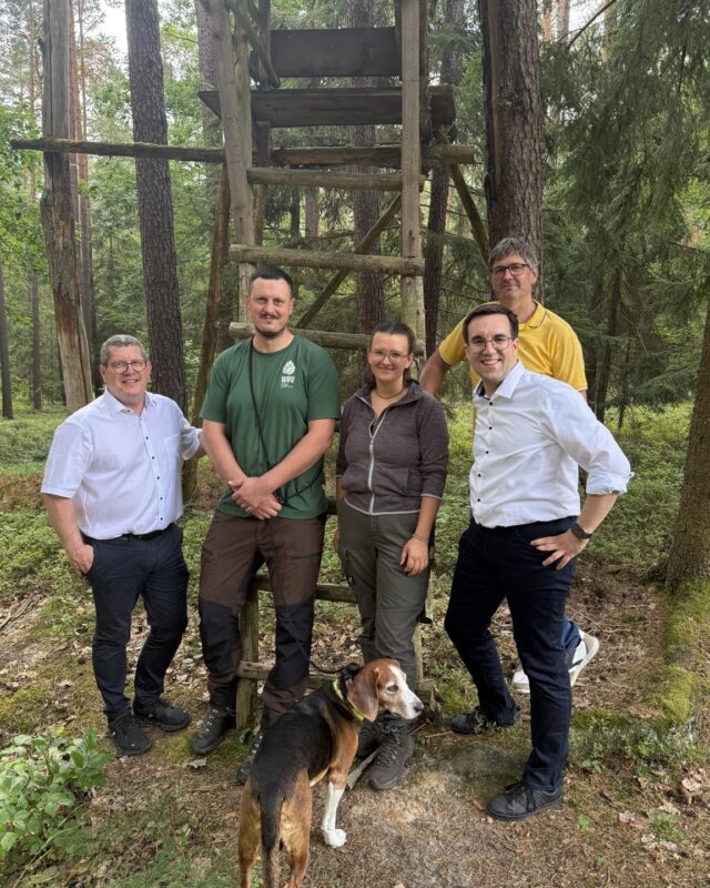 Bei der Wahlkreistour im Wahlkreis von @konradkoerner ging es auch zur Waldbesitzervereinigung Erlangen-Höchstadt 🌲

Dort wurde sehr deutlich, was bei politischen Vorgaben oft das Problem ist. Der Anspruch klingt in der Theorie gut, aber am Ende zählt, ob die Umsetzung vor Ort funktioniert.

Ein wichtiges Thema war die EUDR. Der Kampf gegen globale Entwaldung ist richtig. Aber unsere heimischen Waldbesitzer, die seit Generationen verantwortungsvoll wirtschaften, dürfen nicht durch pauschales Misstrauen und immer neue Nachweispflichten belastet werden.

Gerade deshalb muss schon bei der Regelsetzung in Brüssel und anschließend auch bei der nationalen Umsetzung darauf geachtet werden, dass Vorgaben praxistauglich bleiben. Am Ende darf nicht noch mehr Aufwand bei denen landen, die unsere Wälder bewirtschaften und Verantwortung übernehmen.

Auch bei der Wiederherstellungsverordnung gilt für mich, dass Naturschutz nicht gegen die Eigentümer funktioniert, sondern nur mit ihnen. Wer Wald erhalten will, muss die Menschen stärken, die ihn pflegen, bewirtschaften und Verantwortung übernehmen.

Mehr Praxisnähe, weniger Bürokratie und mehr Vertrauen in unsere Waldbesitzer. Genau darum geht es 🌳🇪🇺